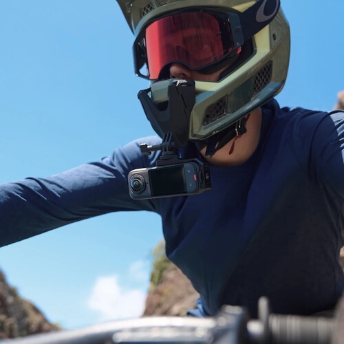 Insta360 X4 Vertical-Horizontal Mount z zamocowaną kamerą Insta360 X4